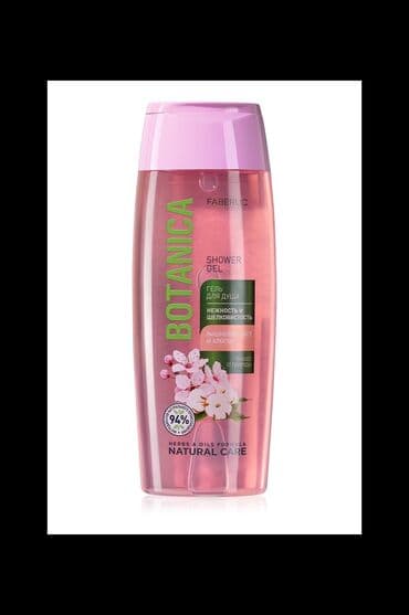 Mega formatda sevimli duş geli! İsti su axınları altında hopmaq