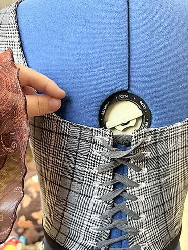 topdan geyim: Qadınlar üçün dəbli qolsuz top – qrafit-melanj rəngli qaşqay (plaid) — 3