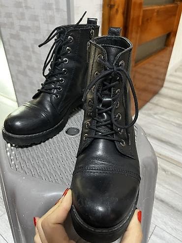 Qara dəri bağlamaqlı qış‑payız botları.Greyder.38olcu.bir deffekti