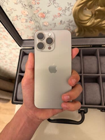 retro telefon: IPhone 15 Pro Max — 5