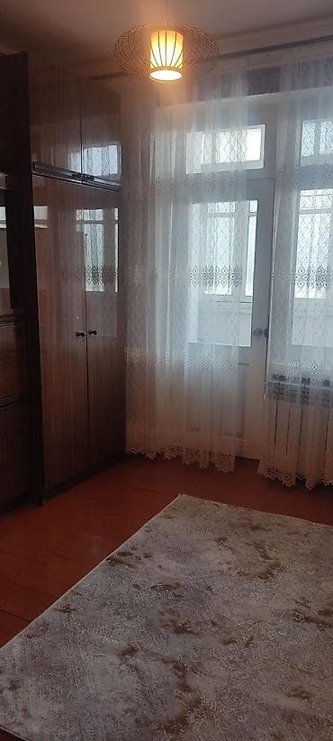 70 m2-lik köhnə tikili mənzil kirayə verilir. Mərtəbə 3/9. Qaz,su,işıq — 10