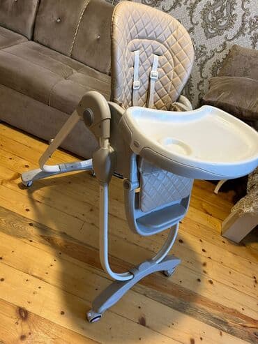 Krem rəngli, tənzimlənən uşaq yemək stulu. Stulun arxası və oturacaq