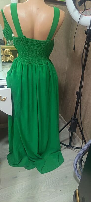 sifon koynekler: Zərif ziyafət geyimləri dəsti 1) Yaşıl maxi don - Dərin V-yaxa, ön — 3