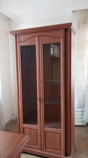 Şüşəli dolab vitrini