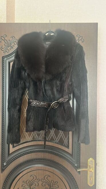 işlənmiş geyimlər: Təzə kimidi alan adama yüngül endirim olacaq 900 manata alınıb. Qara — 2
