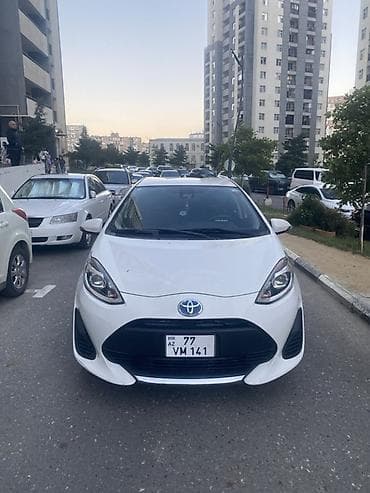 Toyota Aqua (Prius C) hibrid hetçbek - Rəng: ağ - Kuzov: 5 qapılı