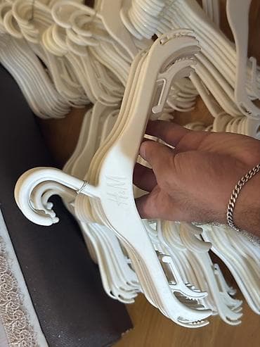 150 ədədi -22AZN 1 ədədi -0.15 AZN Plastik uşaq asılqanları – — 1