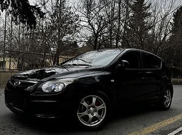 Motonəqliyyat: Hyundai i30 hatchback - Korpus: 5 qapılı, qara rəng, arxa şüşə tünd — 4