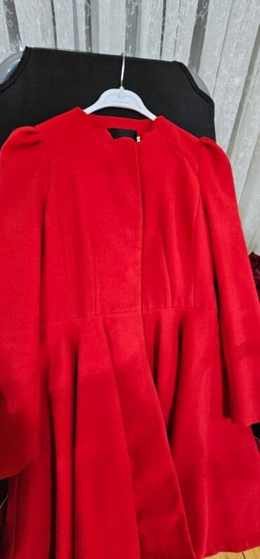 525 prob qizil: Palto ela vaziyyatda. Al qırmızı rəngdə, kəməridə var. Ətəyi kloşdur — 3