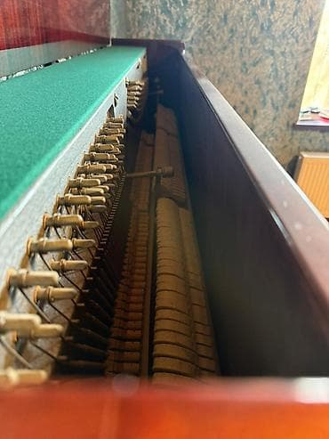 Upright pianonun daxili mexanizmi – çəkiclər, dillər, sapaq və pin — 4