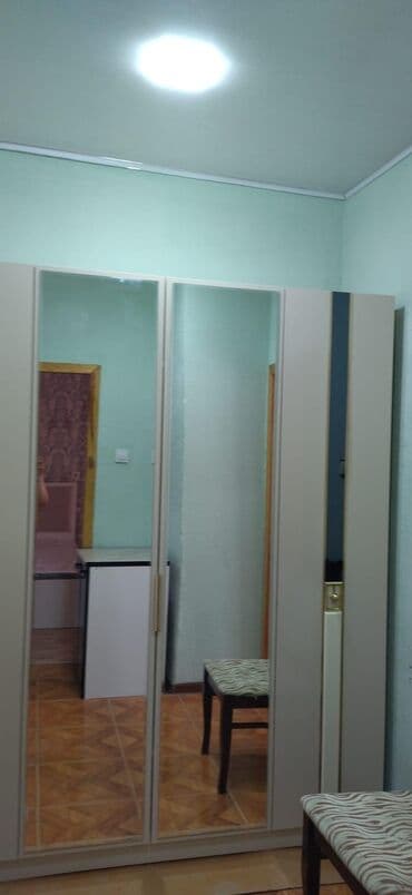 шкаф купе угловой в спальню: 3 qapılı güzgülü şkaf - Rəng: krem/bej tonları, dekorativ qızılı — 4