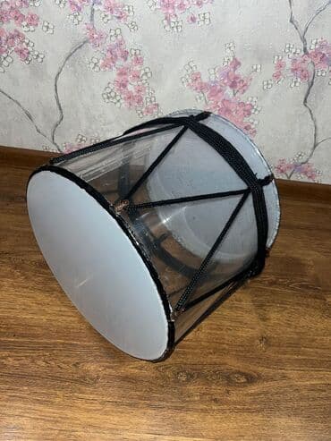 Gitaralar: Nagara 33-lük şüşə nağara normal vəziyyətdədi. Profesional nağaradı — 6