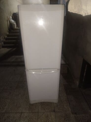 Tavalar: İki qapılı soyuducu - Üst bölmə – soyuducu kamera: 3 şüşə rəf, qapıda — 3