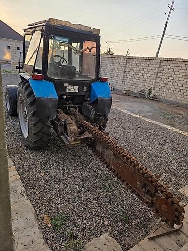 Belarus 82 (MTZ-82) traktor – xəndək açan (trench) avadanlıqla