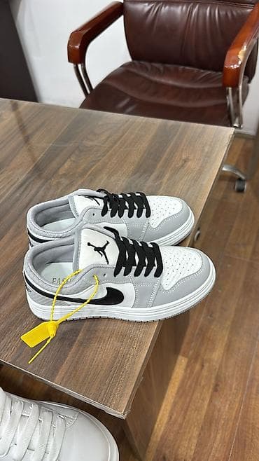 ag krasovkalar: Aşağı profilli idman ayaqqabısı – boz/ağ rəng çaları, qara detallar - — 1