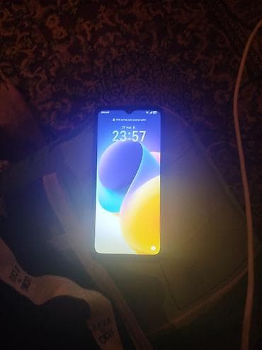 Məhsul: Android smartfon Təsvir: - Tam ekranlı displey, üst mərkəzdə