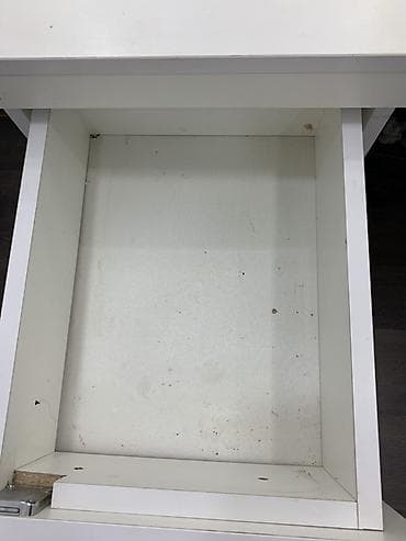 magaza vitrin: Vizaj masası və vitrin dəsti - Geniş iş səthi olan ağ vizaj masası - — 8