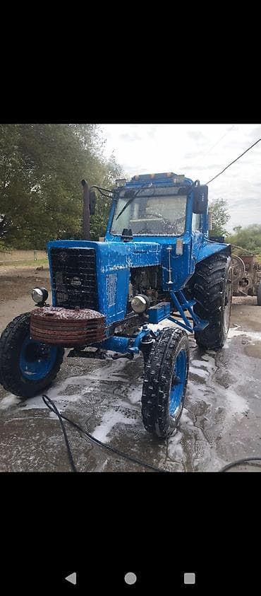 lada teker: Mavi rəngli universal təkərli traktor - Güclü dizel mühərriki, ön — 4