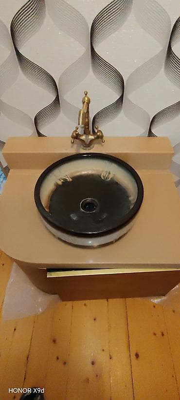 Duş şlanqları: Moydadır.Uvanik hissesi keramikadı.alt hissəsi mermer — 2