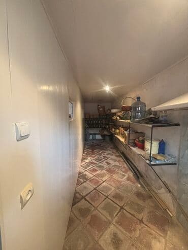 1 otaqlı kohnə tikili: Qaraj/Anbar sahəsi kirayə verilir - Metal iki qanadlı yaşıl qapı və — 7