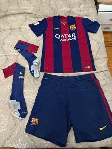 Bu futbol dəsti qırmızı və göy zolaqlı futbol forması, şortu və