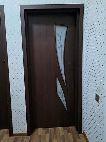 islenmis qapi pencere: Qapi sayi: 4 ədəd Daxili qapılar – tünd qəhvəyi rəngdə, şüşə dekorlu — 3