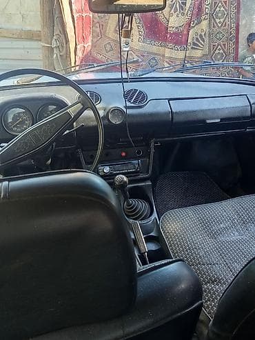 cobalt disk: VAZ 2106, ağ rəng, sedandır. Klassik kuzov dizaynı, xrom ön barmaqlıq — 2