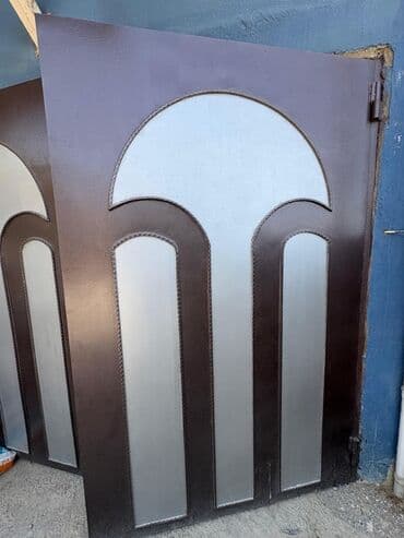 muasir darvazalar: Tünd qəhvəyi rəngdə və metal materialdan hazırlanmış bu qapı, yuxarı — 1