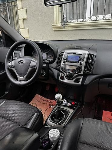 Motonəqliyyat: Hyundai i30 hatchback - Korpus: 5 qapılı, qara rəng, arxa şüşə tünd — 9
