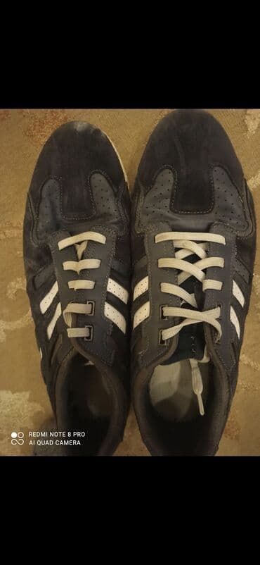 Göy rəngli dəri və süet materiallarından hazırlanmış idman