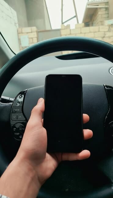 Ekran və arxa şüşə sinib ekran gostermir face id true tone işləkdi