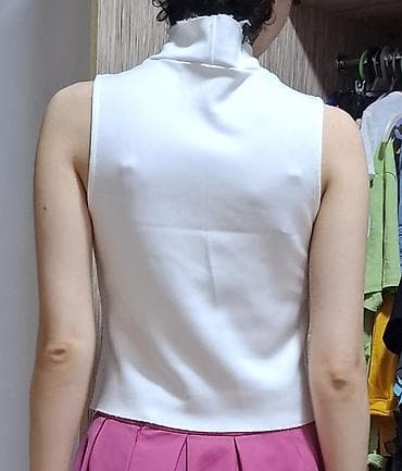 Ağ rəngli qolsuz top – hündür boğazlı. S razmer.
Çatdırılma var — 2