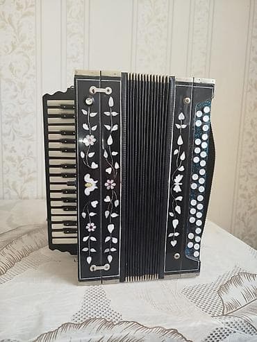 Musiqi alətləri: Qarmon ela veziyyettedir oyma qrif teze köklenib herbir detalı idealdr — 1