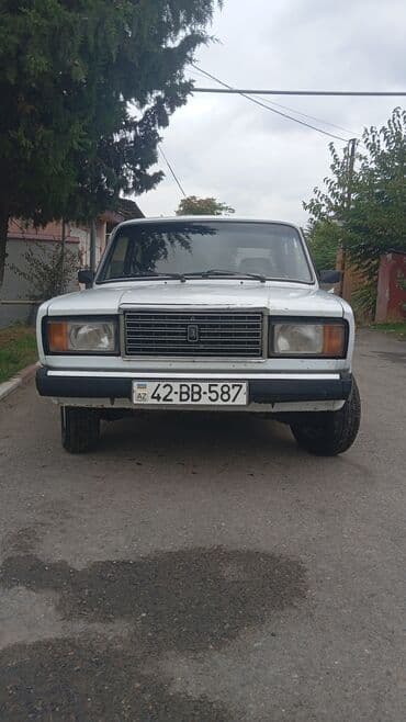 диски на т5: Lada (VAZ) 2107 modeli, ağ rəngdə sedan tipli avtomobil. Avtomobilin — 5