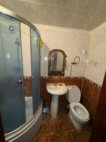 kiraye ev nefcilerde: Nərimanov rayonu,Həsən Əliyev küçəsi Dəniz market yaxınlığında 18 — 5