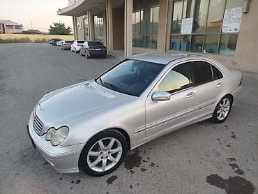 Mercedes-Benz C‑Class sedan (W203), gümüşü rəng. Texniki və xarici