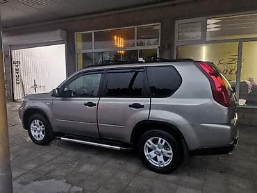 nisan juk: Nissan X-Trail model avtomobili. Açıq qəhvəyi rəngdə, dam relsləri ilə — 9