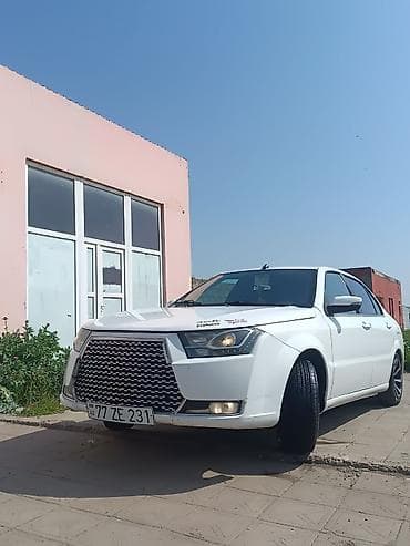 xrom diski: Ağ rəngli sedan, geniş kuzovlu və tam vizual tüninqli. Xüsusiyyətlər — 3