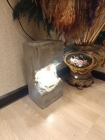 декор дерево: Beton korpuslu, abstrakt dizaynlı masa lampası. Daxili işıqlandırma — 4