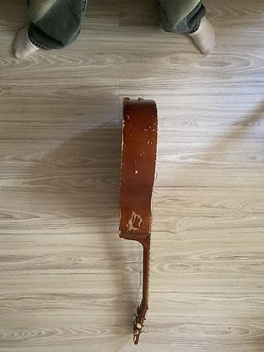 gitara təmiri: Kohnə gitaralardan biri. vəzzitəti yaxşı amma strunları təmirə — 2