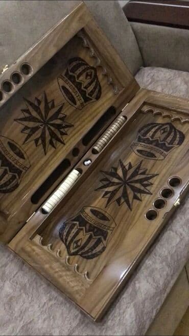 (əl işləri ilə oyma naxışlı), laklı parlaq örtük - İkiüzlü