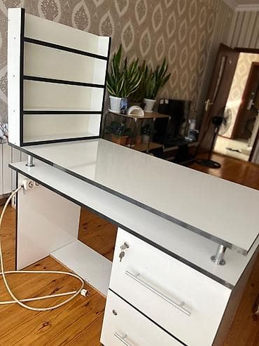 ofis divanları: Ağ rəngdə dirnaq masasi - Material: MDF/laminat, ağ səth, qara kontur — 3