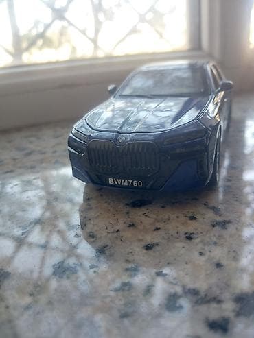 mini disk: Mavi rəngli BMW 760 model avtomobil maketi. Real avtomobil dizaynına — 7