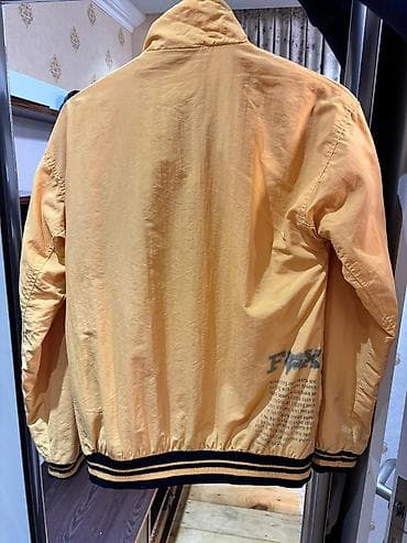 Kurtkalar: - Arxa hissə: aşağı sağda “FOX” yazısı və mətn çapı - Qol və ətək — 2