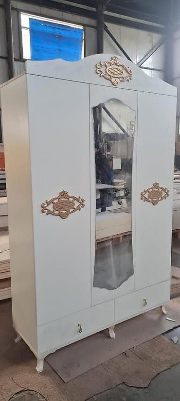 Tac 3 qapi dolab. Fabrik istehsalidi. En 135 sm Hu durluk 208 sm