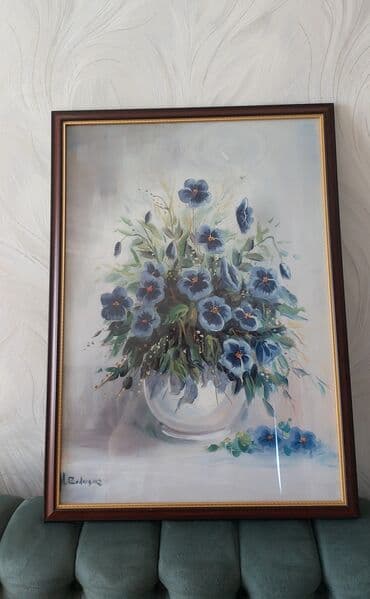 bənovşəyi gul şəkilləri: Çərçivəyə salınmış, vazoda bənövşələrin təsvir olunduğu rəsm əsəri — 1