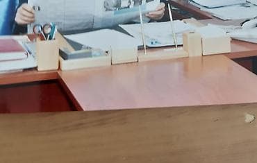 Sifarişlə ofis mebeli: Ofis üçün formalı iş masası. Siyirmeleride var. Masa uzerinde qelem — 2