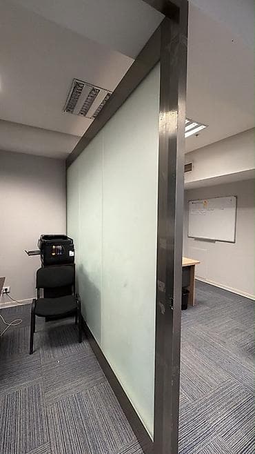 alminum qapı: Şüşə ofis arakəsməsi – alüminium karkaslı
Hündürlük 2.70 — 3