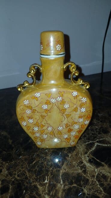 hərflərin bəzəkli yazılışı: Bir vaza, Keramika — 1