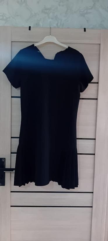 ayaqqab: Qara rəngdə qadın paltarı - Dizayn: Sadə və zərif siluet, qısaqol — 1